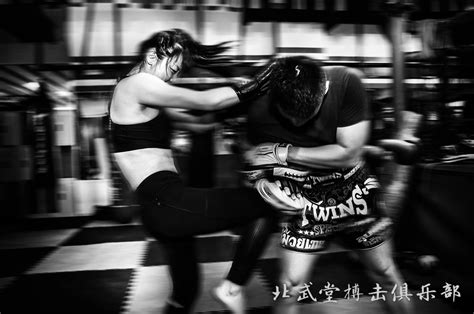 第一次，张伟丽向全世界拳迷展示中国女子格斗的魅力_文体人物_新民网