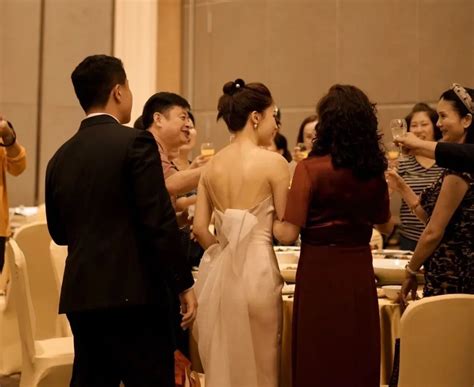 7月9日，安徽，一段前夫结婚，前妻带着女儿在婚礼上讨要抚养费的视频引发关注。有网友说，这个太扫兴了吧。