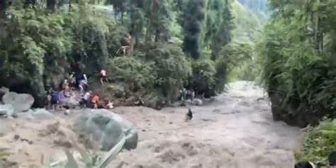 四川省彭州突发山洪，男子抱住孩子以脊背挡洪水_腾讯视频