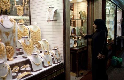 迪拜黄金市场琳琅满目的金饰品高清图片_配图网