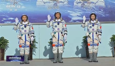2003年，神州五号飞船发射升空，中国完成了载人航天的伟大壮举