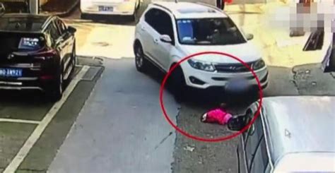 女童趴在路边玩气球 遭车碾压两次后平安无事