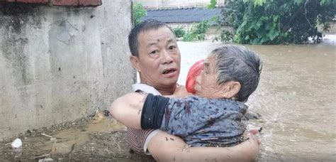 视频丨洪水来袭逆流而上！韶关曲江56岁村支书勇救83岁老人