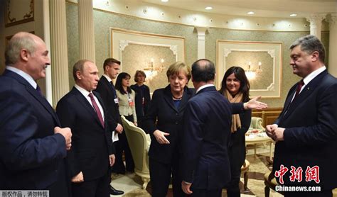 乌克兰领导人冷脸与普京握手 - 环球要闻 - 东南网