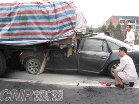 沪宁高速常州段发生车祸 轿车基本被毁_新闻中心_新浪网