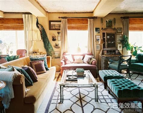 波西米亚风格的木质客厅，白色和米色调，壁纸，镶木地板和藤条天花板。沙发、黄麻地毯、藤椅。波希米亚风格的室内设计照片摄影图片_ID ...
