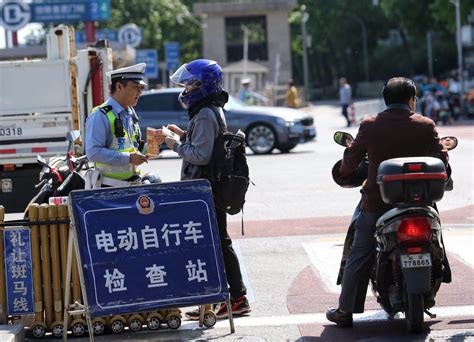 今起北京交警严查电动车无牌上路 有牌不悬挂将罚款二十|电动自行车|标识|电动车_新浪新闻