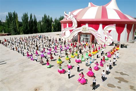 英吉沙县举办“一起来跳新疆舞”千人广场舞活动
