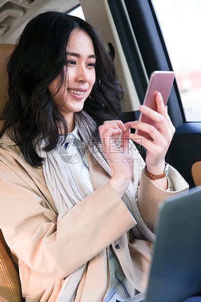 白昼移动式便利商务女人坐在汽车后座高清图片下载-正版图片501984067-摄图网