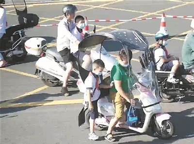 多部门通过视频巡控对校园周边进行抽查 接送孩子上学佩戴安全头盔了吗_瓯江新闻