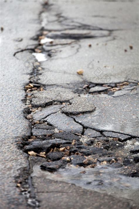 暴雨侵袭 达城上千平方米道路破损相关部门已制定修复方案 - 达州日报网