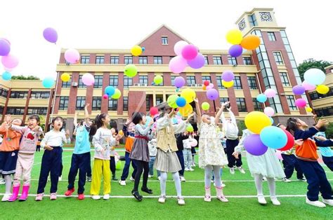 江西会昌：多彩小气球 快乐大课间-人民图片网