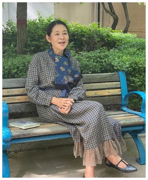 59岁倪萍奶奶腿疾复发，只能坐着录制节目，腿疼加剧需搀扶