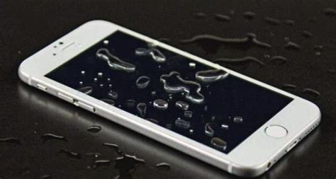 手机掉水里不捡反而玩起来？论一台手机防水的重要性_凤凰网视频_凤凰网