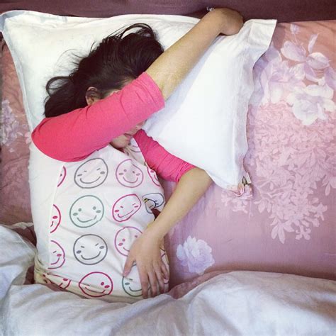 孕妇左侧卧睡的正确姿势图片及注意事项（孕晚期睡觉必须左侧睡？这样睡，孕妇才会很安心） | 说明书网