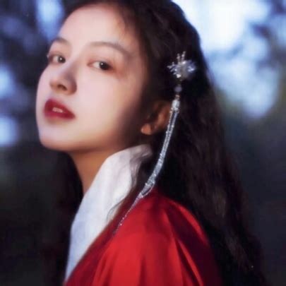 温柔红衣亲吻头像女生
