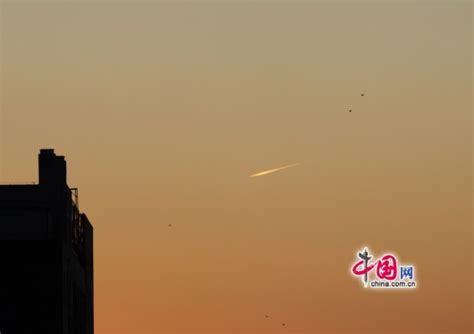 北京天空今晚出现“不明光环”？中国天气网回应：别猜了，应该就是鸟巢灯光打到云上了 | 每经网