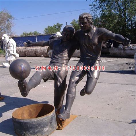 踢足球铜雕，公园小品铜雕-宏通雕塑