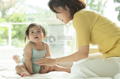 蹒跚学步的婴儿与妈妈高清图片下载-正版图片502307956-摄图网