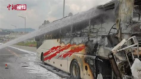 广州一客车行驶途中自燃 33名乘客成功脱险_凤凰网视频_凤凰网