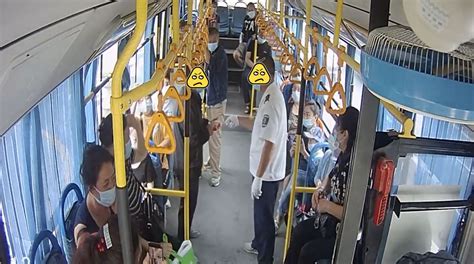 公交司机买500个哆啦A梦装扮车厢，家长专程带娃来坐车 - 知乎