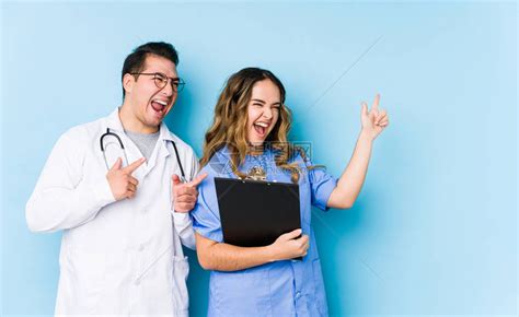 年轻医生夫妇穿着蓝色背景的相片高清图片下载-正版图片503858613-摄图网