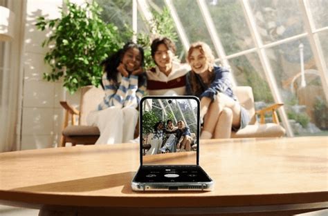 亚洲学生利用最新的移动摄影和通信技术使用智能手机自拍。高清摄影大图-千库网