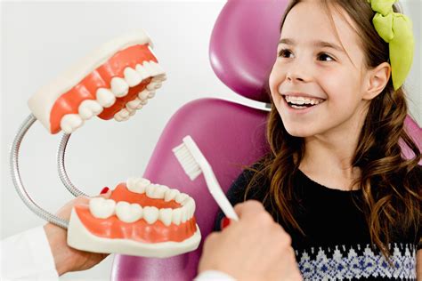 保护牙齿口腔保健知识讲座PPT课件-PPT牛模板网