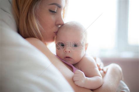 新婴儿出生在母亲手上高清图片下载-正版图片506572731-摄图网