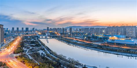 中国内蒙古呼和浩特敕勒川大桥和城市天际线日转夜延时摄影视频素材_ID:VCG2219010764-VCG.COM