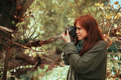 白种人年轻女子用旧的模拟相机在森林里拍照服装相片高清图片下载-正版图片307795320-摄图网