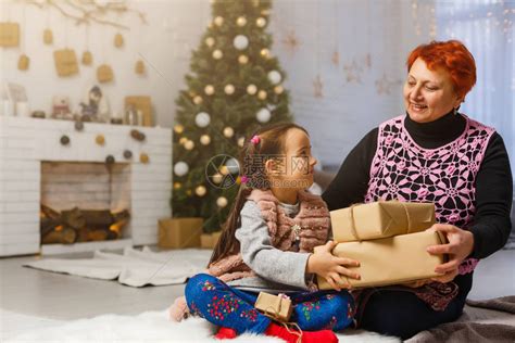 快乐的祖母和她的小孙女为圣诞节高清图片下载-正版图片506299345-摄图网