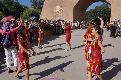 【中国有约】遇见最美喀什 外国博主们现场跳起了新疆舞-东北网国内-东北网