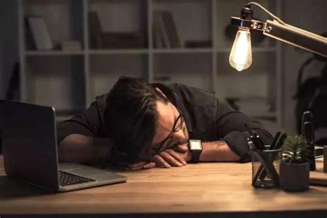 熬夜真的会变傻！睡眠不足会影响大脑“自我清洗排毒”__凤凰网