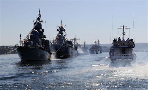 无人机+无人艇“蜂群攻击”？黑海舰队再遭袭，具体情况如何？|无人机|俄军|乌克兰_新浪新闻