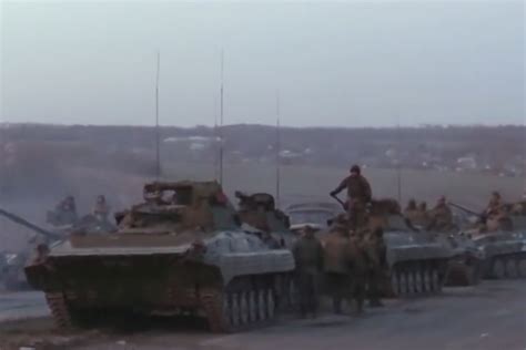 俄媒公布最新战场画面：乌军坦克面目全非残骸遍地，俄军士兵坐装甲车上比耶_高清1080P在线观看平台_腾讯视频