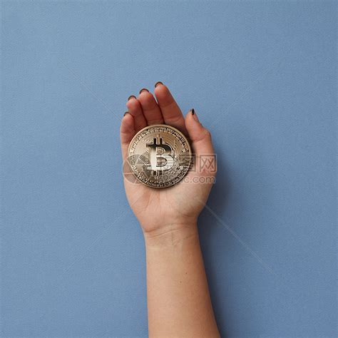 金币比特币个女人的手中隔离蓝色的背景上加密货币区块链个女人手中,个蓝色背景上的金币比特币高清图片下载-正版图片300869684-摄图网