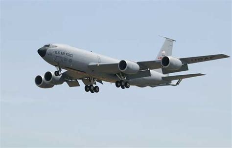 美军KC-135为阵风战机进行空中加油_空中网军事频道