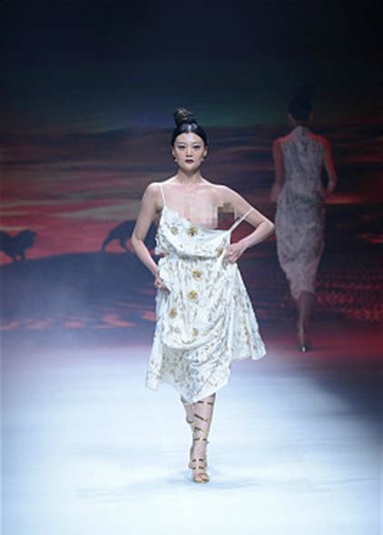 超模Adriana Lima 演绎民族风摩登时尚【模特】 风尚中国网 -时尚奢侈品新媒体平台