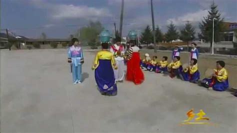 朝鲜族妇女头顶水罐 滴水不漏 几十斤水罐顶着不用手扶