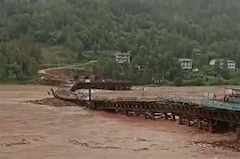 强降雨来袭 云南绥江三渡村道路被洪水冲毁-图片频道