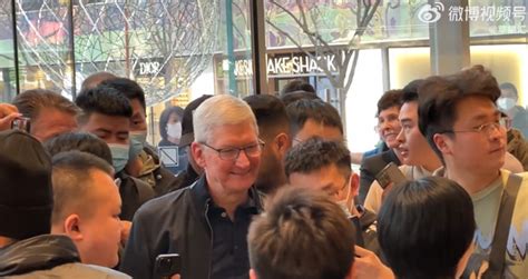 苹果CEO库克现身成都，在苹果旗舰店围观王者荣耀比赛|苹果CEO|库克|成都_新浪新闻