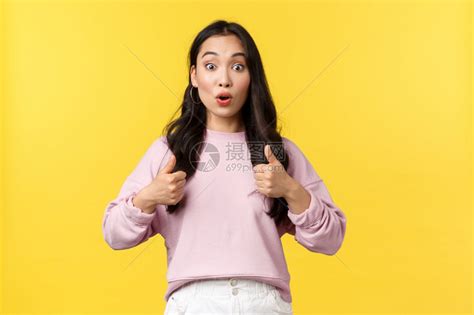 人们的情绪生活方式和时尚概念兴奋和令人印象深刻的可爱亚洲女人说哇看着惊异的表情站在黄色的背景中站立在赞许黄色的背景中高清图片下载-正版图片 ...