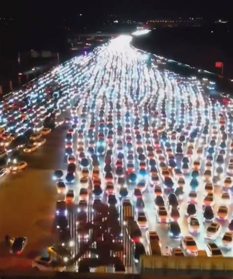 中国第一大收费站堵成停车场 车灯聚在一起闪亮天际_新闻频道_中华网