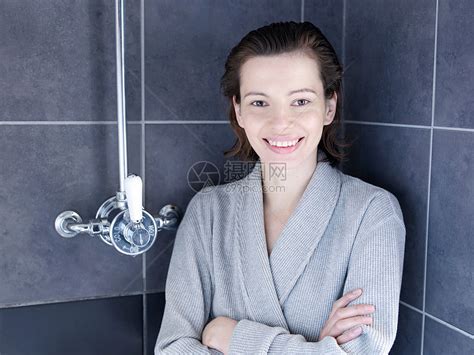 穿着浴袍站在淋浴间的女人高清图片下载-正版图片501452480-摄图网
