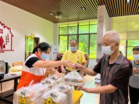 社区食堂、送餐上门、搭伙吃饭……闵行这个镇多管齐下为老助餐_澎湃号·政务_澎湃新闻-The Paper