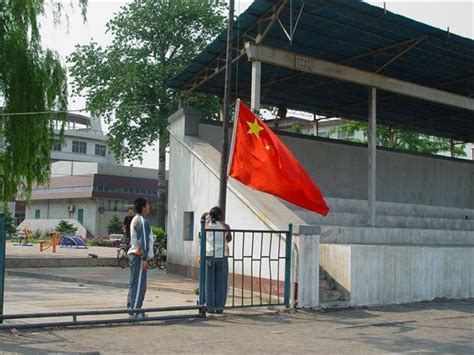 升国旗，奏国歌！今早，淄博人在荣耀广场向祖国表白！