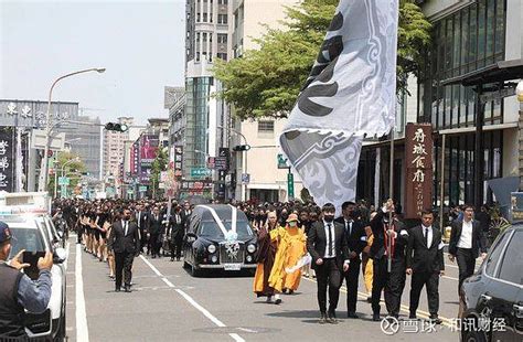 葬礼场面惊人！黑老大出殡，出动600警力、3000兄弟送行：让老兄走风光点 这个黑老大的葬礼，可以称作是台南市史上最多警力的告别仪式。 前不久 ...