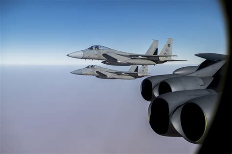 美军战略轰炸机驾临中东 沙特派F15护航__凤凰网