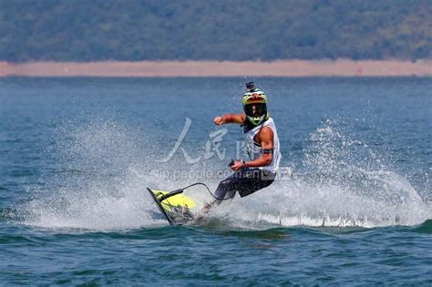 安徽黄山：全国动力冲浪板巡回赛在太平湖开赛-人民图片网
